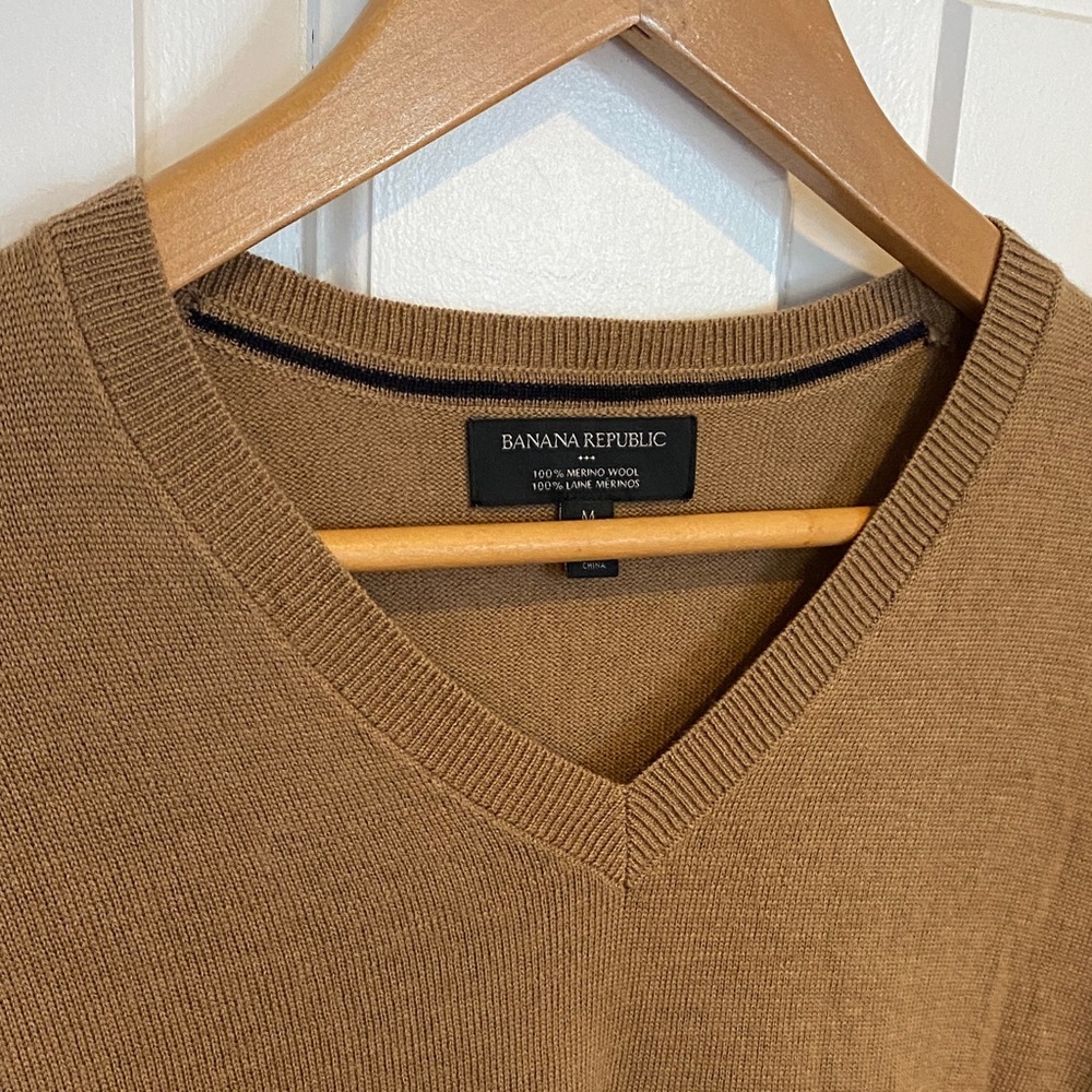 Banana Republic Merino Wool 100% Men’s Tan V-Neck Sweater Minimalist Neutral